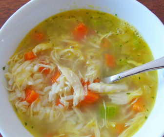 Soupe-repas au poulet, carottes et riz